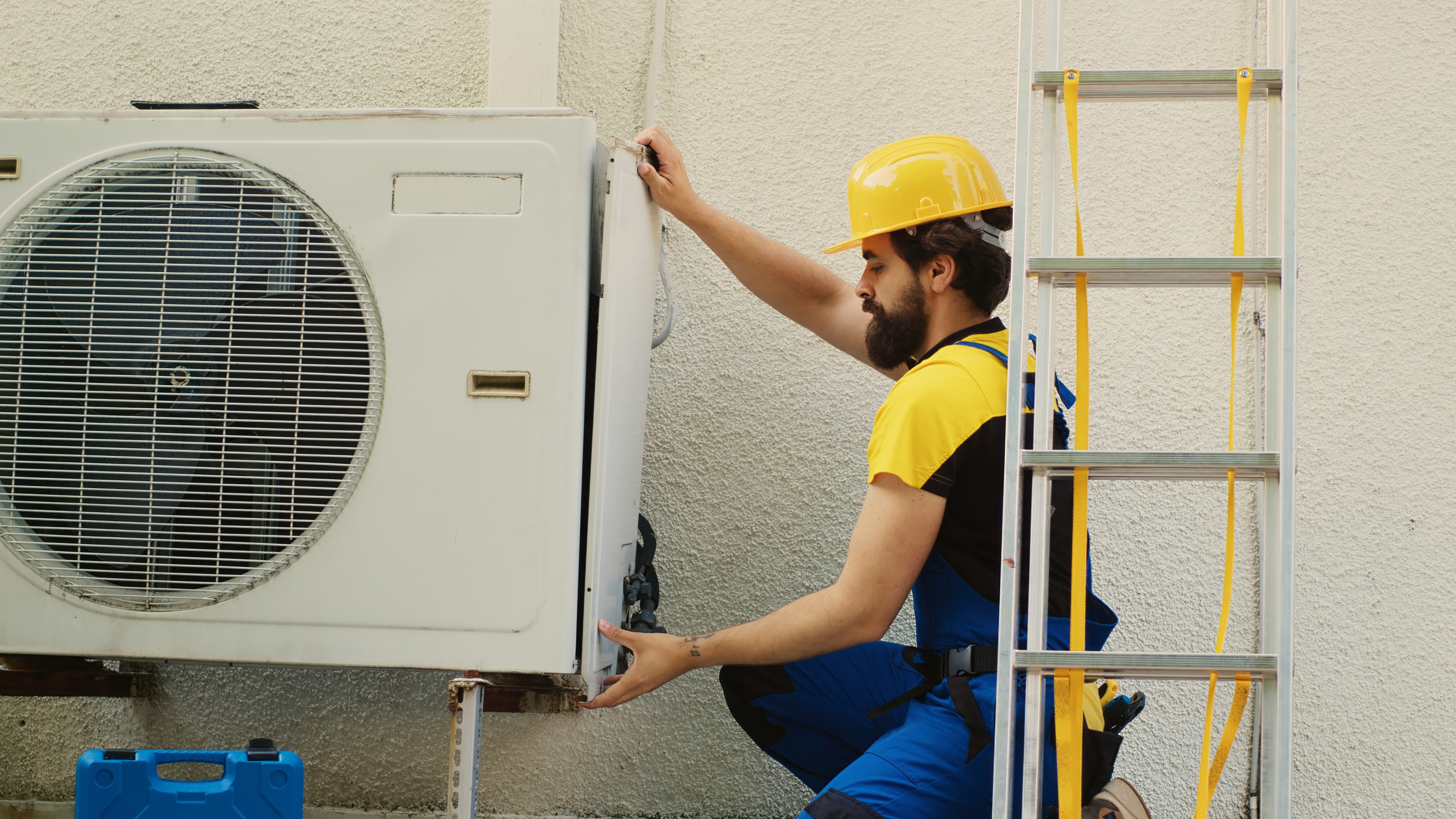 Técnico instalando aire acondicionado